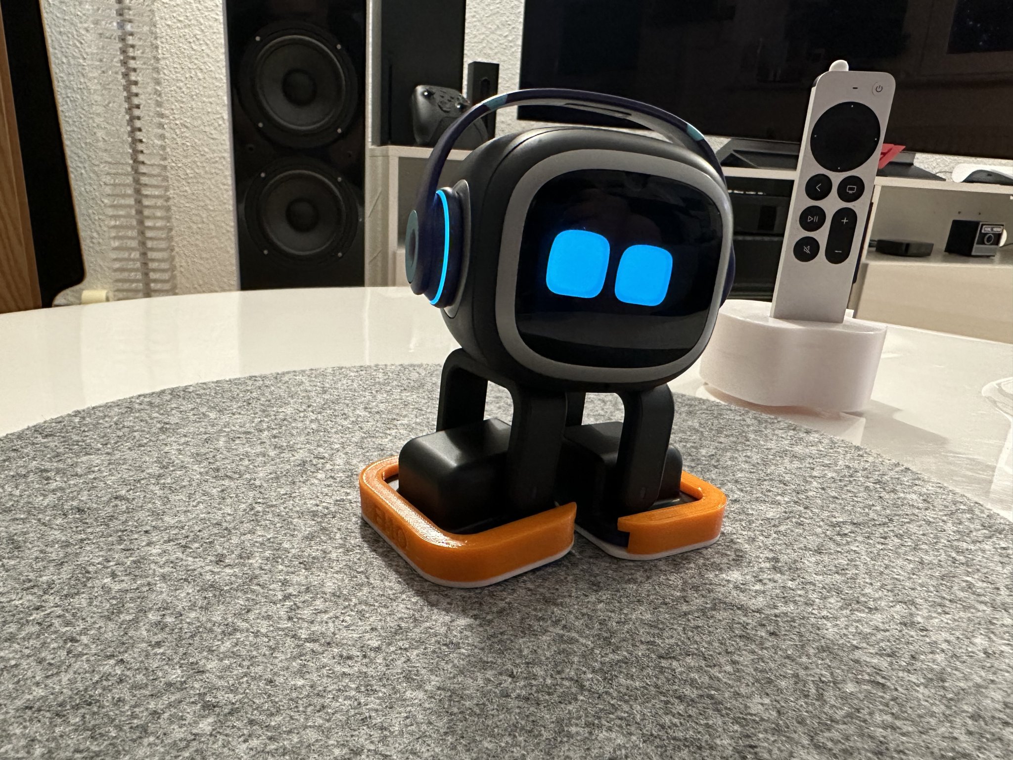 Giày robot EMO #1 với kiểu dáng sneaker