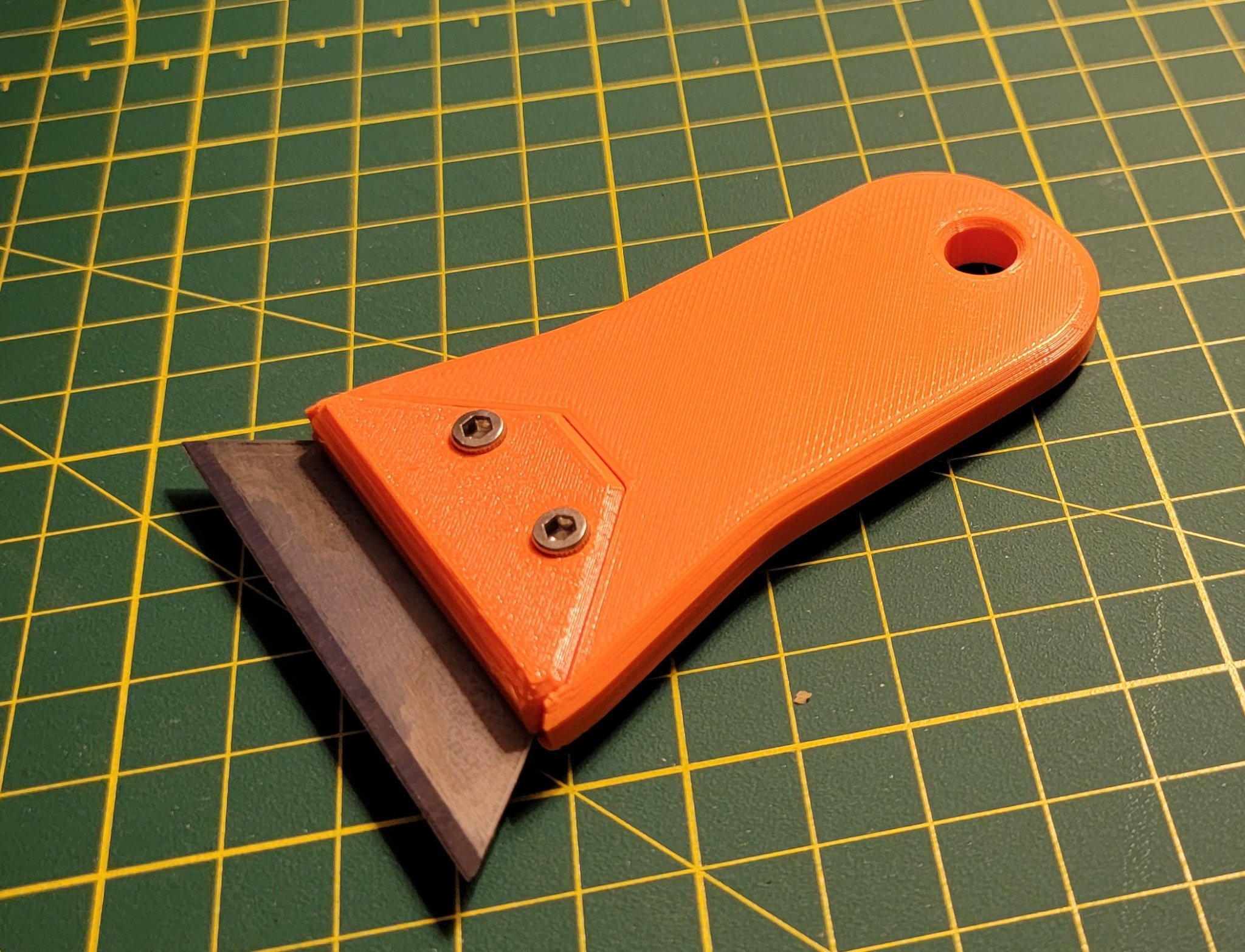 Công cụ cạo sắc bén với lưỡi dao utility tiêu chuẩn