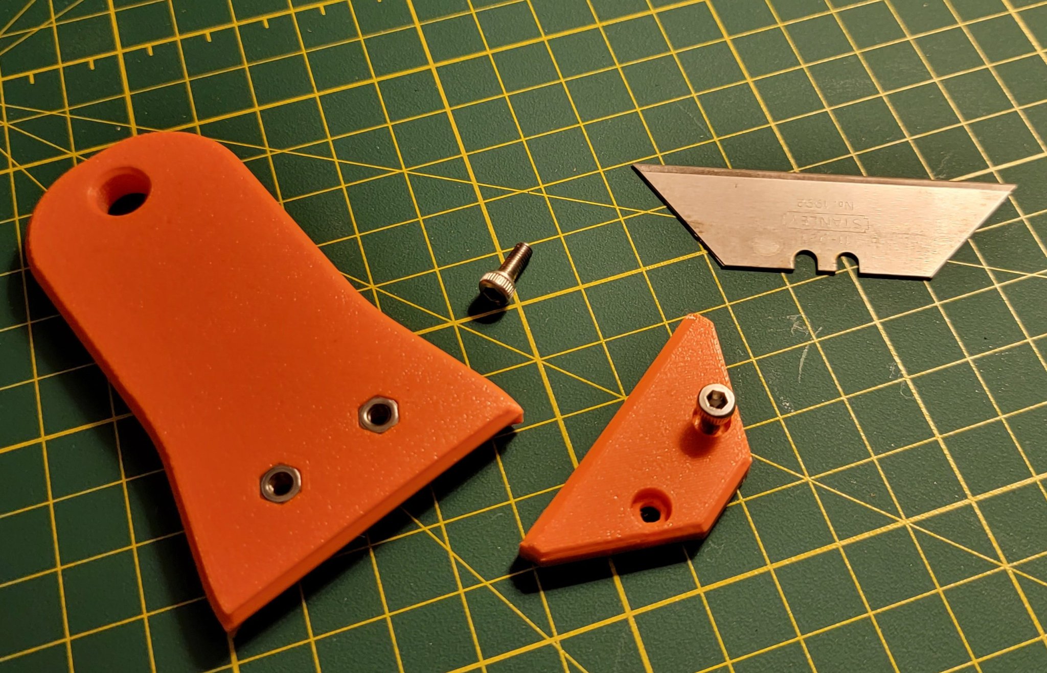 Công cụ cạo sắc bén với lưỡi dao utility tiêu chuẩn