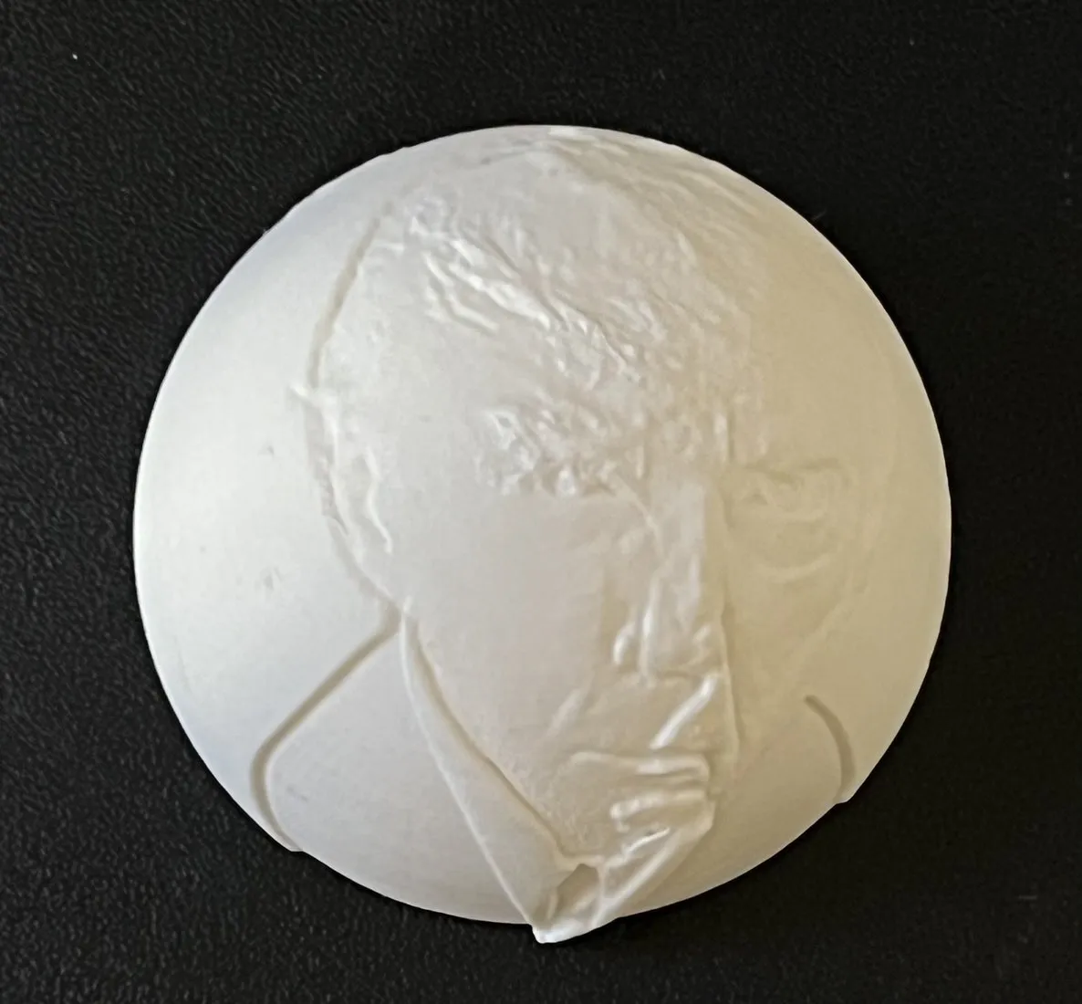 Hình cầu chân dung Trump in màu cam