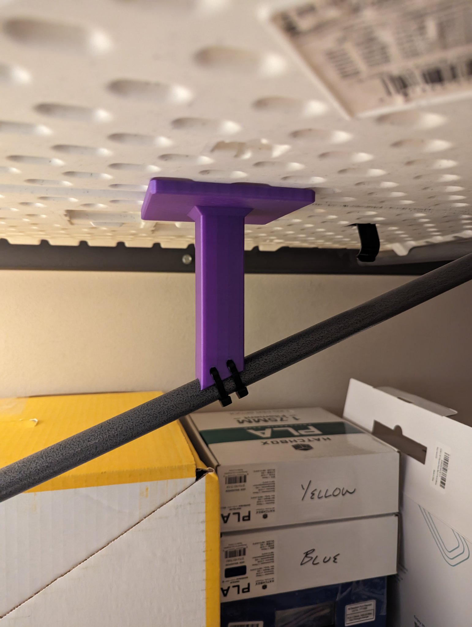 Giá đỡ cho bàn nhựa gập với độ nghiêng hỗ trợ