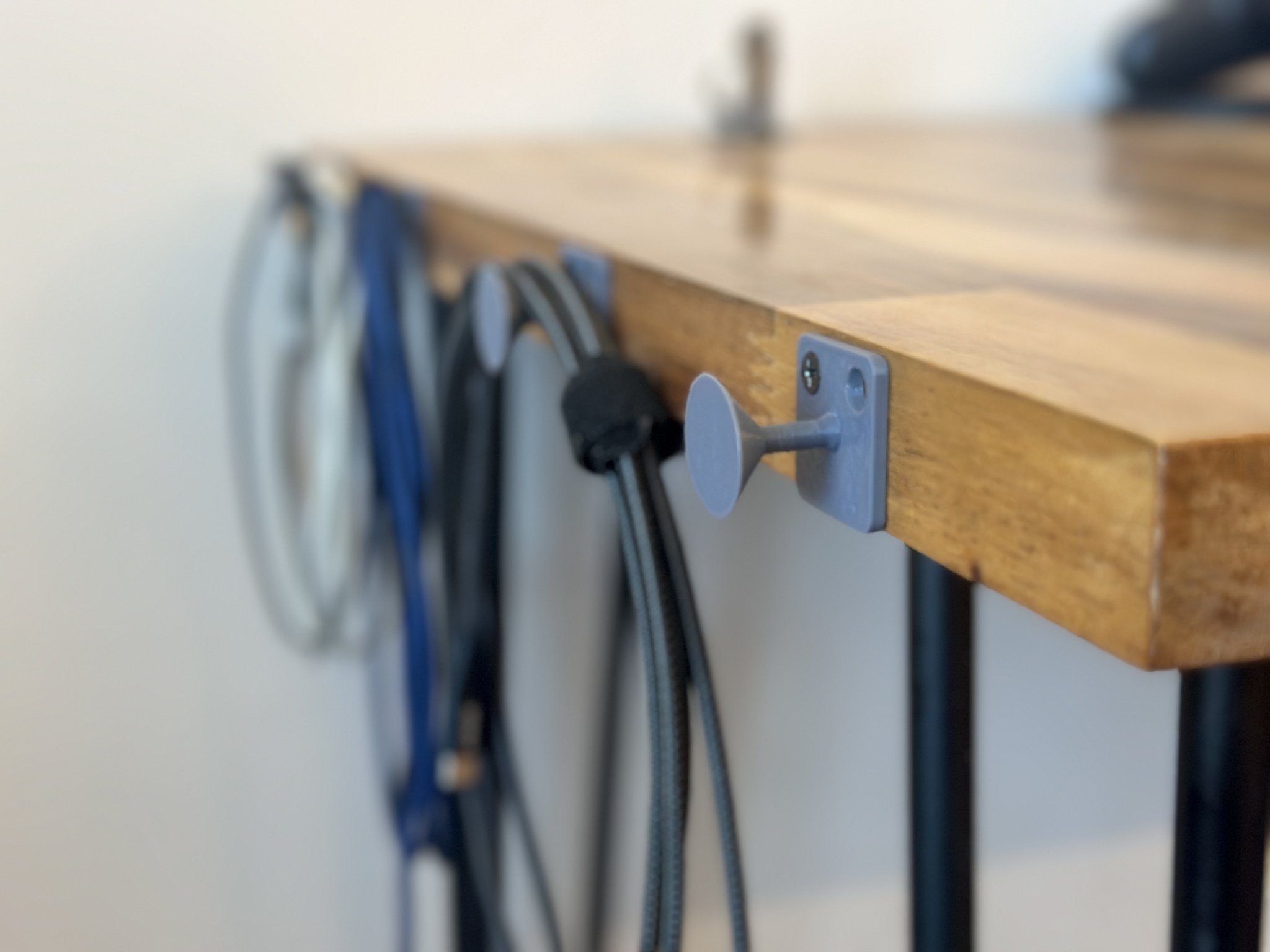 Giá treo cáp với lỗ gắn cho bàn làm việc