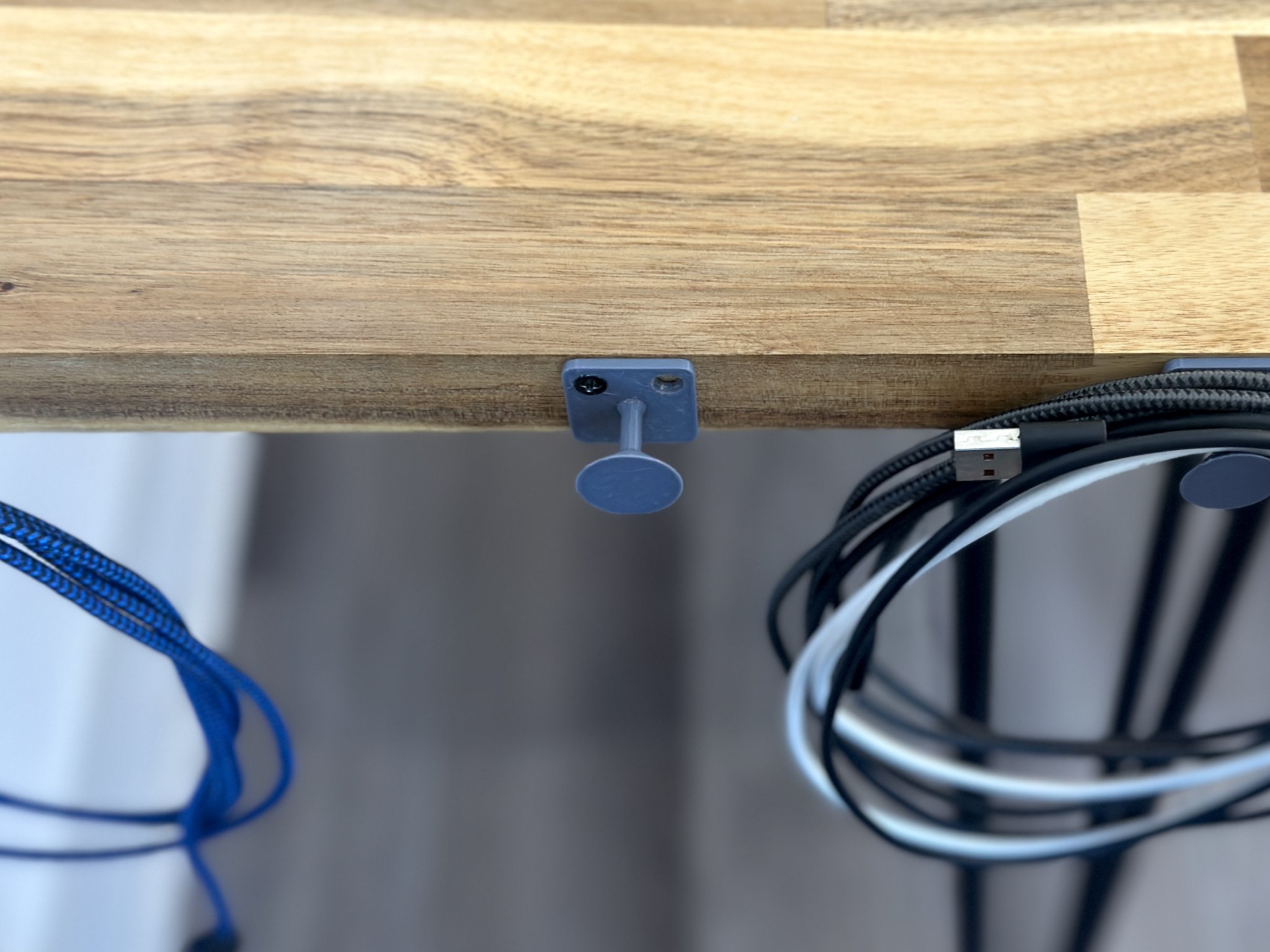 Giá treo cáp với lỗ gắn cho bàn làm việc