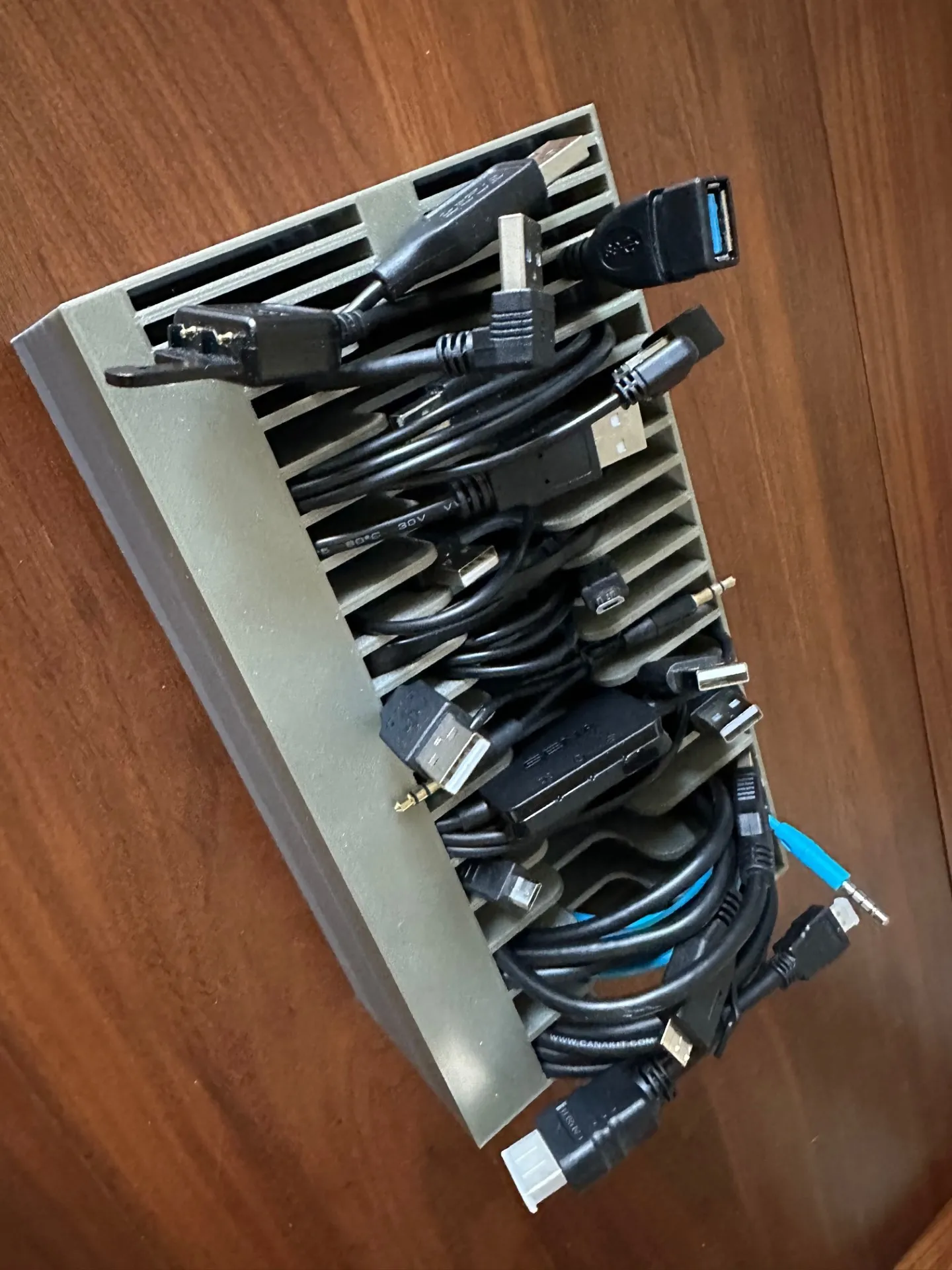 Hộp tổ chức cáp cho sạc và cáp USB