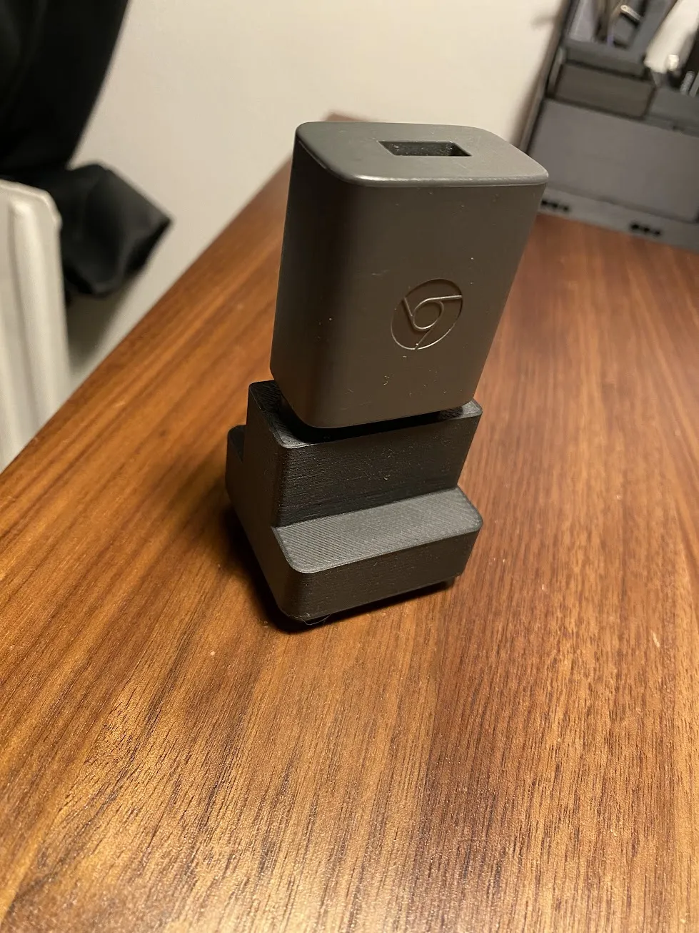 Giá đỡ Gridfinity với đầu cắm EU cho sạc điện thoại