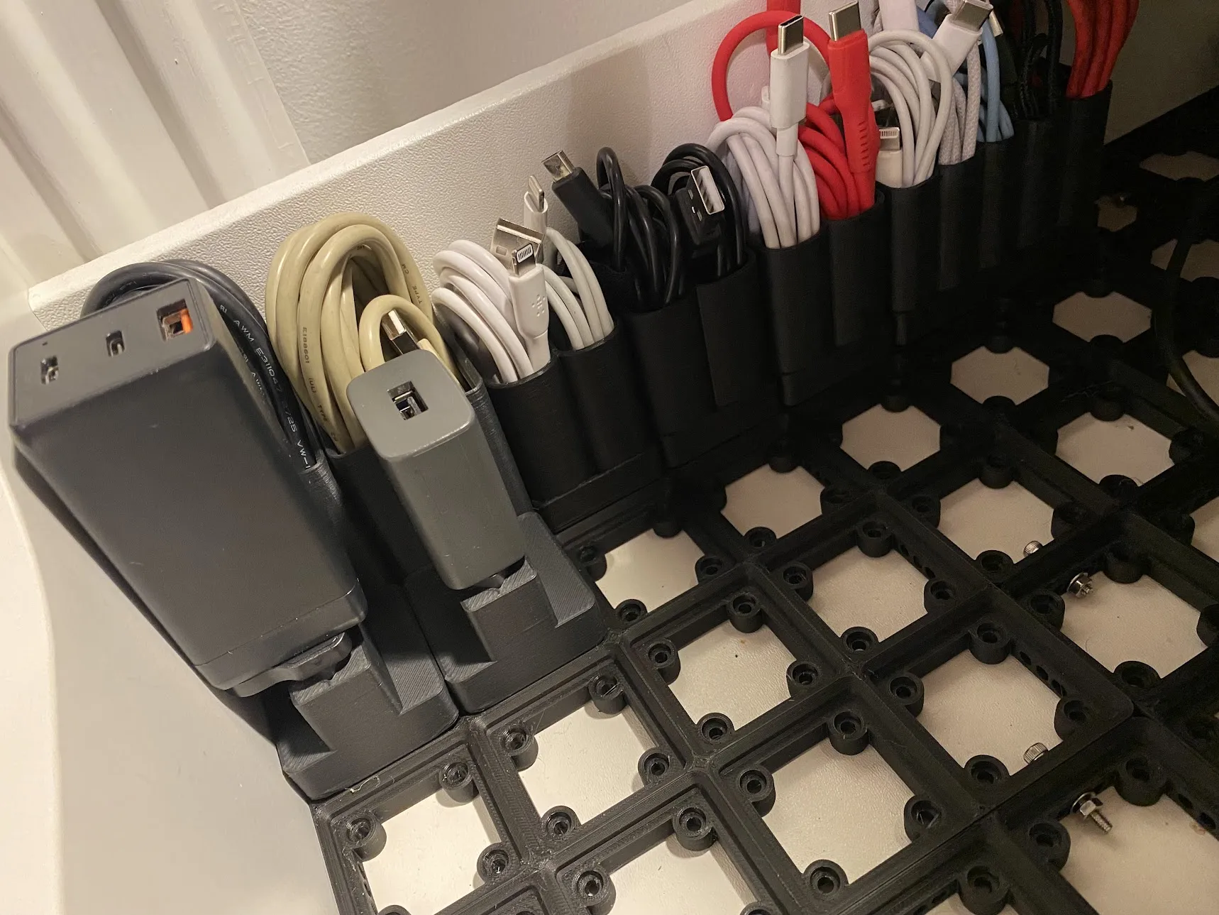 Giá đỡ Gridfinity với đầu cắm EU cho sạc điện thoại