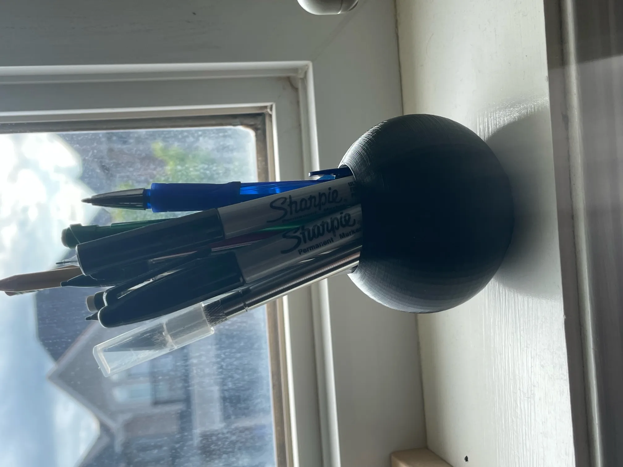 Giá đỡ văn phòng phẩm hình cầu nhỏ gọn