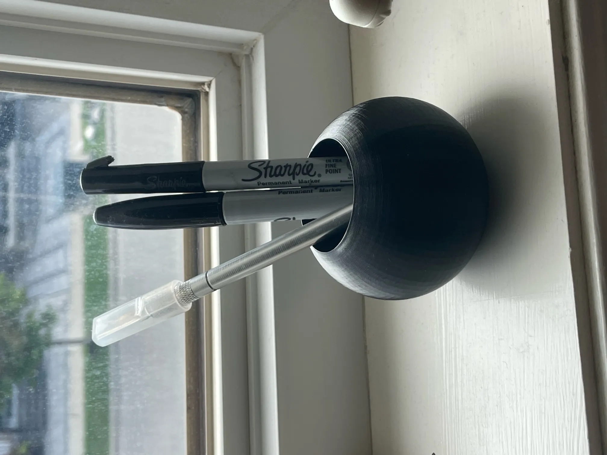 Giá đỡ văn phòng phẩm hình cầu nhỏ gọn