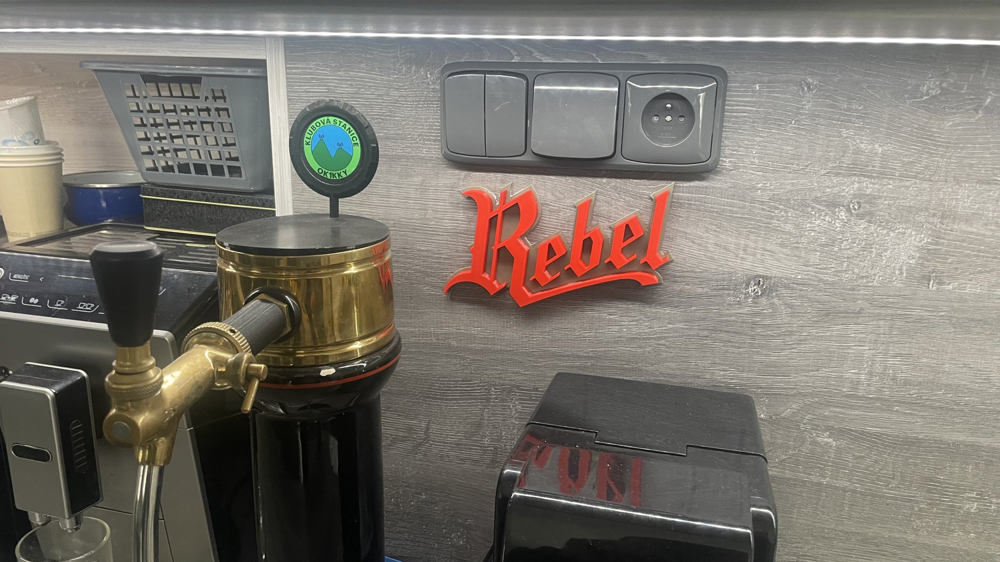 Biểu tượng REBEL thiết kế độc đáo cho thương hiệu bia