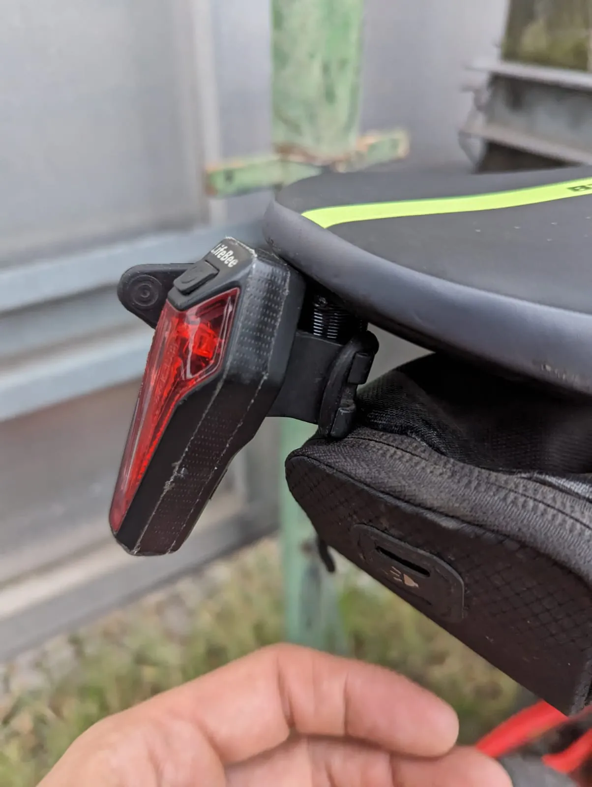 Gắn đèn hậu xe đạp vào lỗ vít yên xe