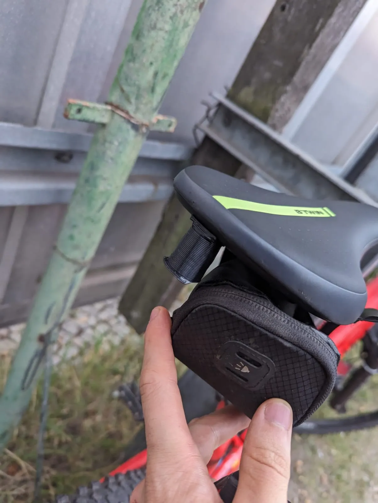 Gắn đèn hậu xe đạp vào lỗ vít yên xe