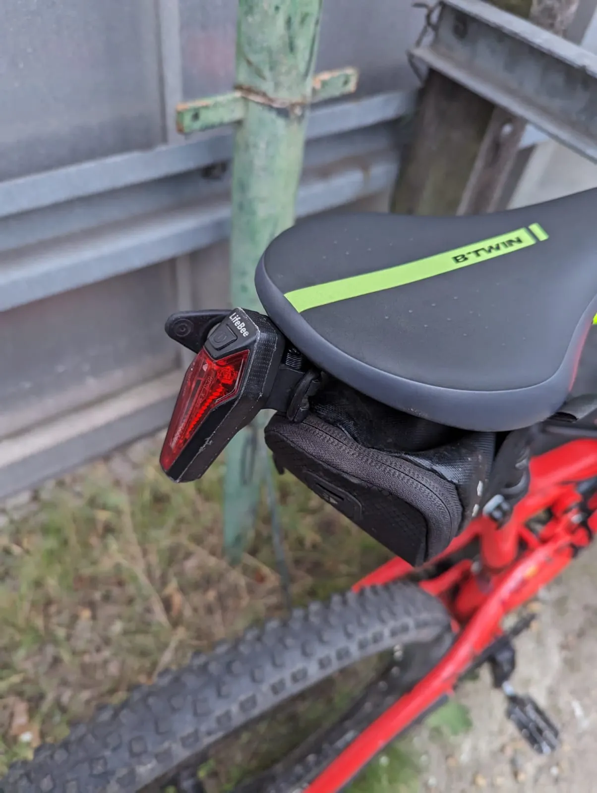 Gắn đèn hậu xe đạp vào lỗ vít yên xe