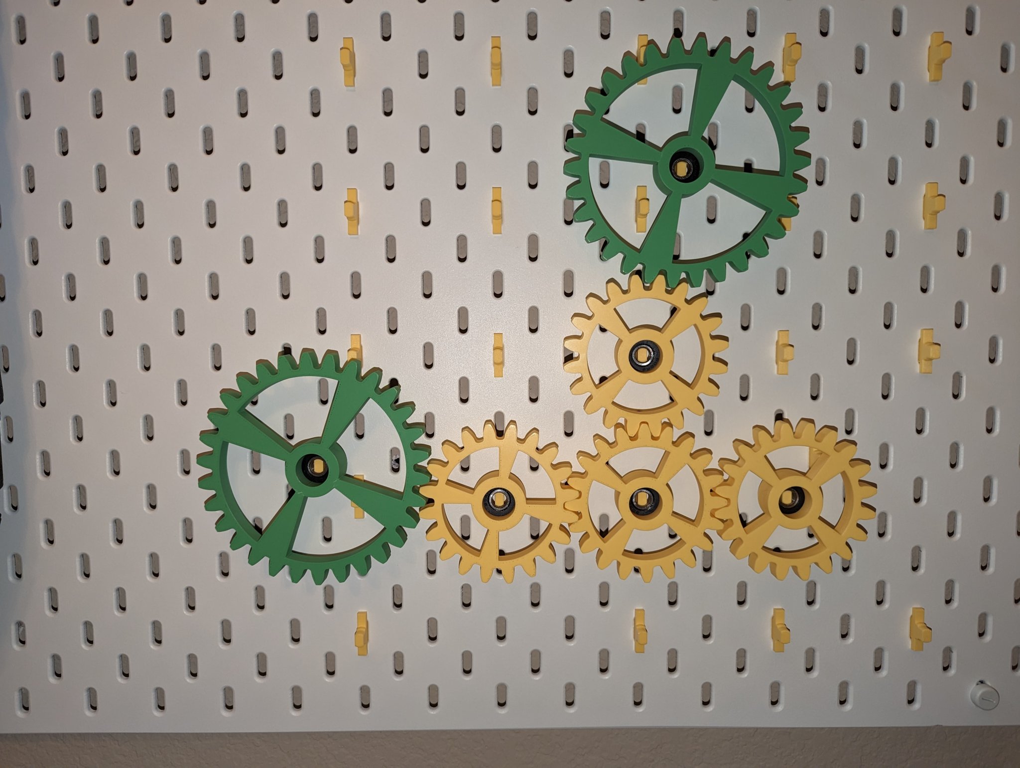 Đồ chơi bánh răng cho trẻ em sử dụng bảng ghim Ikea Skadis