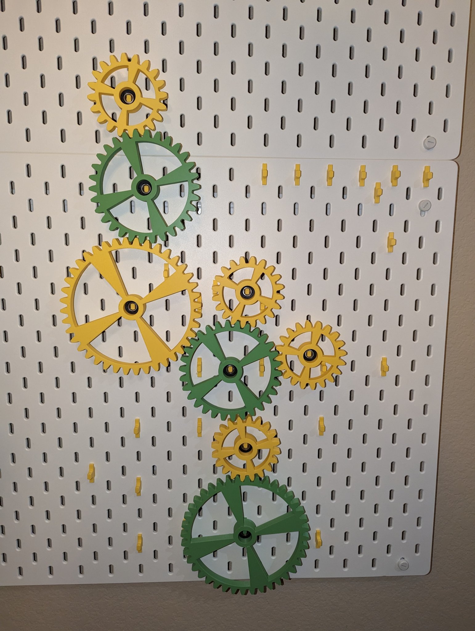 Đồ chơi bánh răng cho trẻ em sử dụng bảng ghim Ikea Skadis