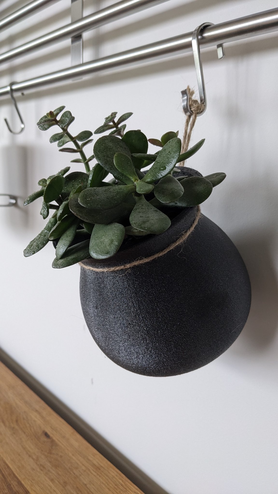 Chậu hoa treo đơn giản với dây thừng