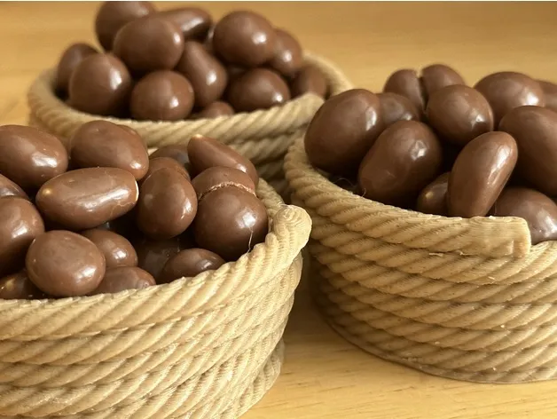 Bát đựng dây thừng cuộn lộn xộn