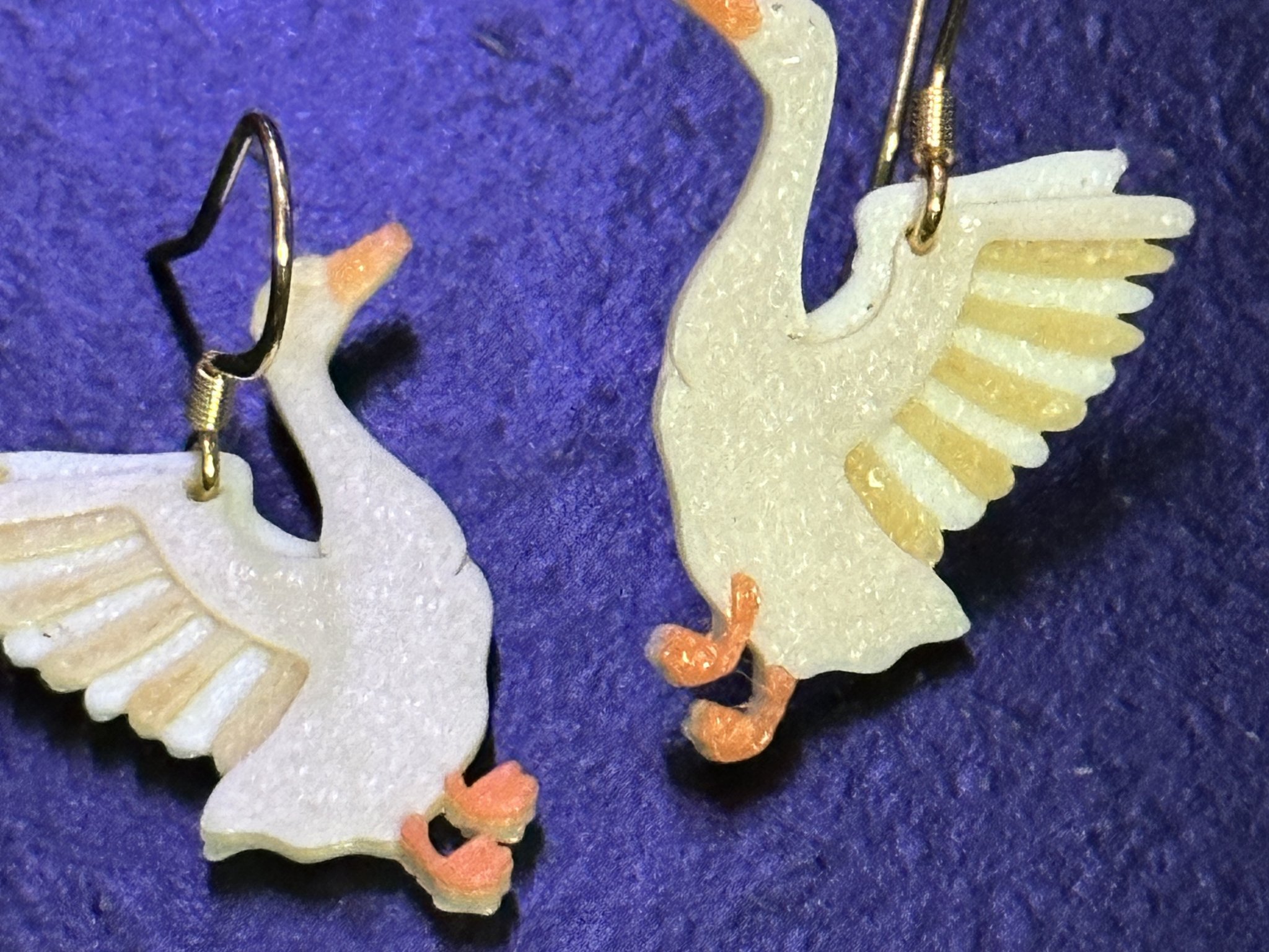 Bông tai ngỗng đa màu sắc với các khoảng dừng