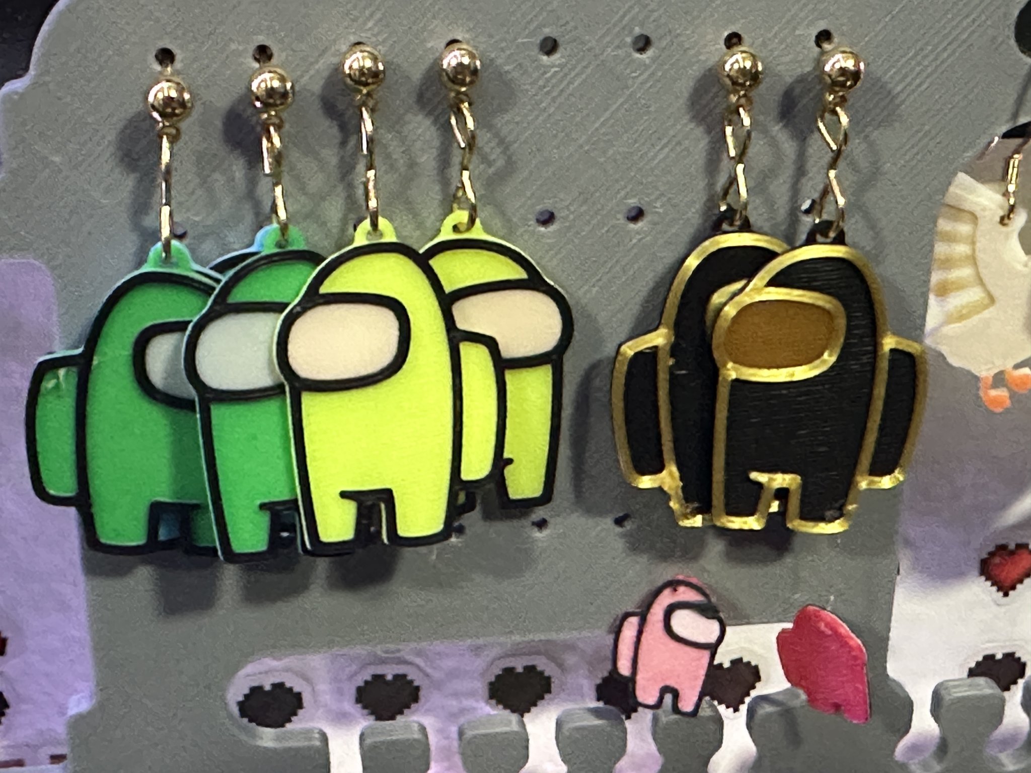 Bông tai Among Us đa màu sắc với thiết kế móc khóa