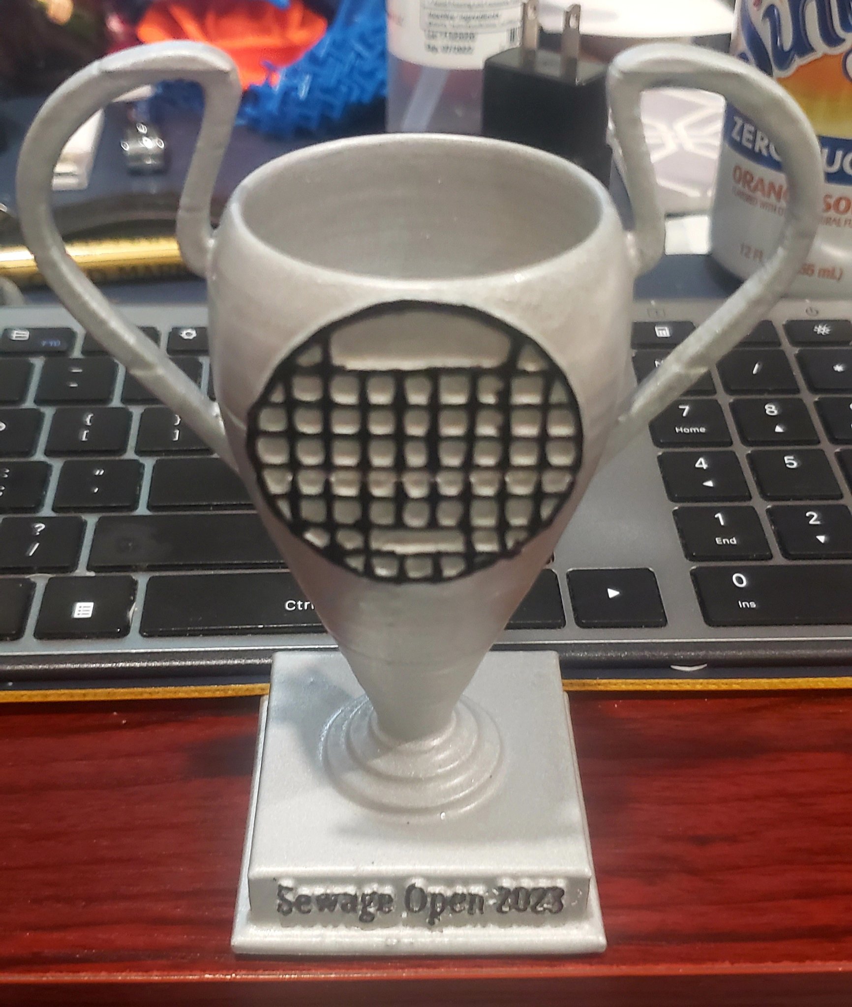 Cúp golf Sewage Open được sơn acrylic độc đáo