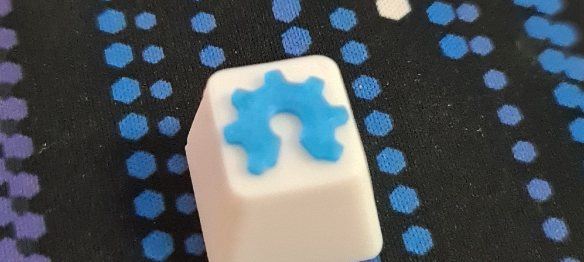 Nút bấm bàn phím Open Source Hardware in màu trắng và xanh