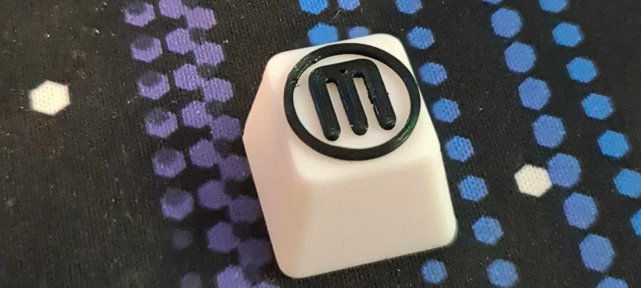 Núm phím MakerBot in màu trắng và đen