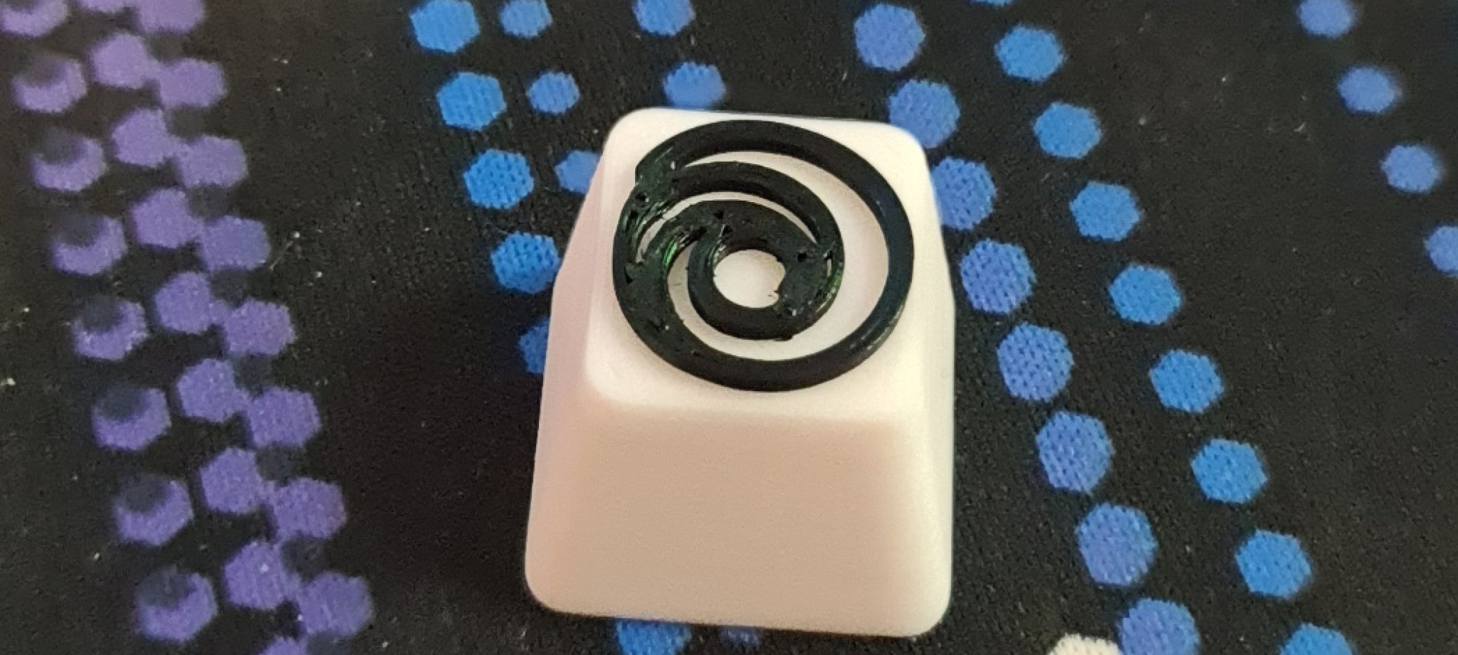 Núm phím Ubisoft in màu trắng và đen