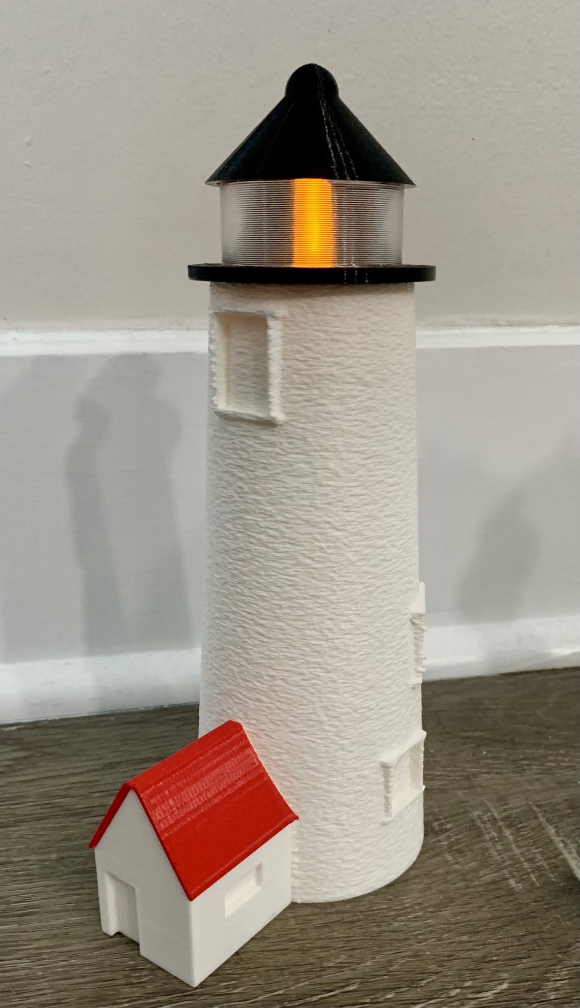 Đèn hải đăng trà với chỗ để nến ở đỉnh