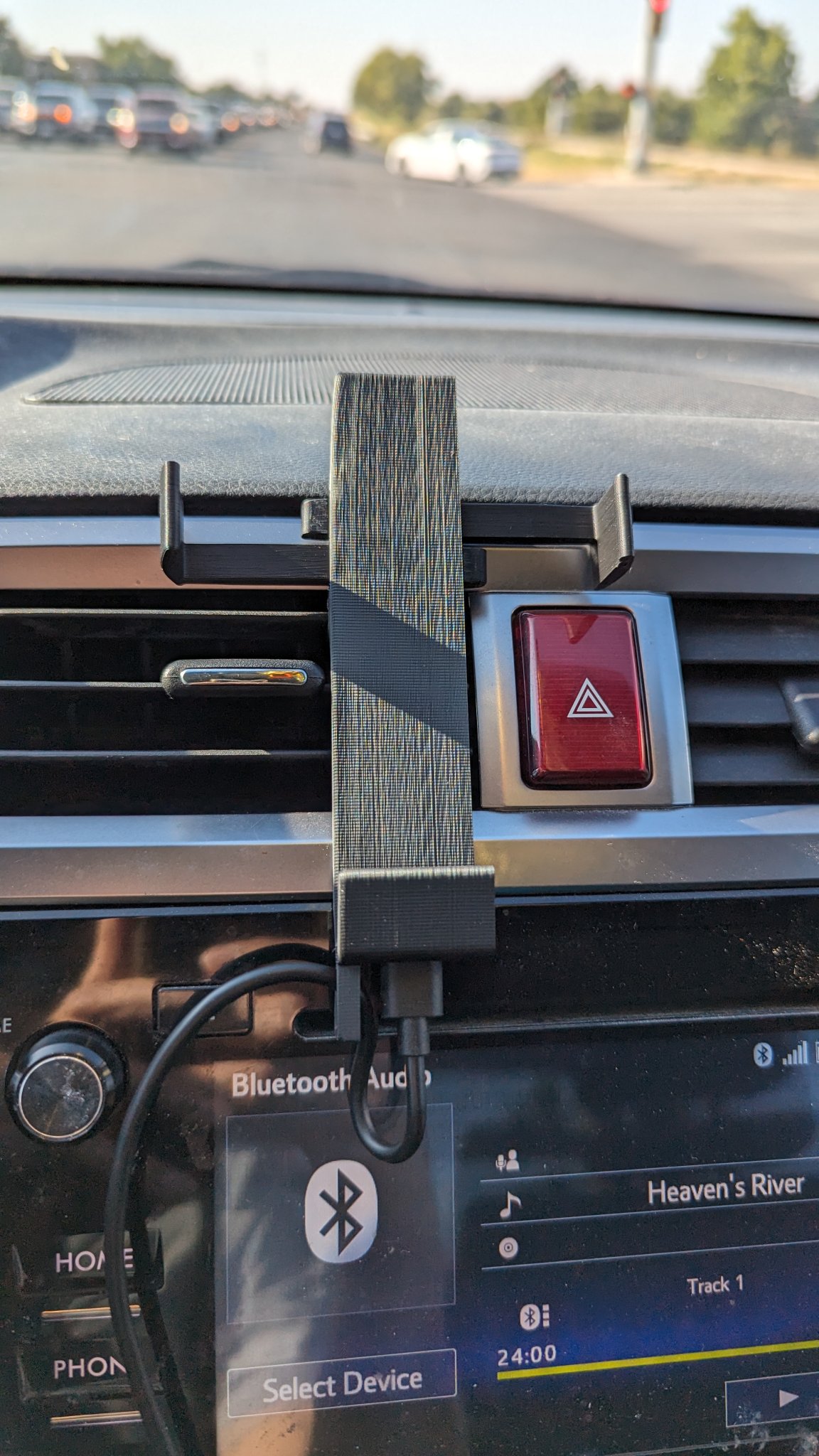 Giá đỡ điện thoại ô tô đa năng với khe cắm dây sạc