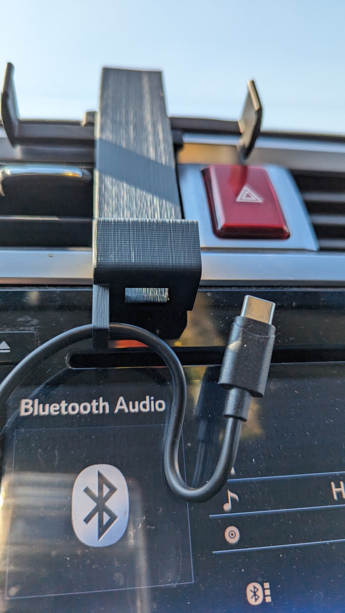 Giá đỡ điện thoại ô tô đa năng với khe cắm dây sạc