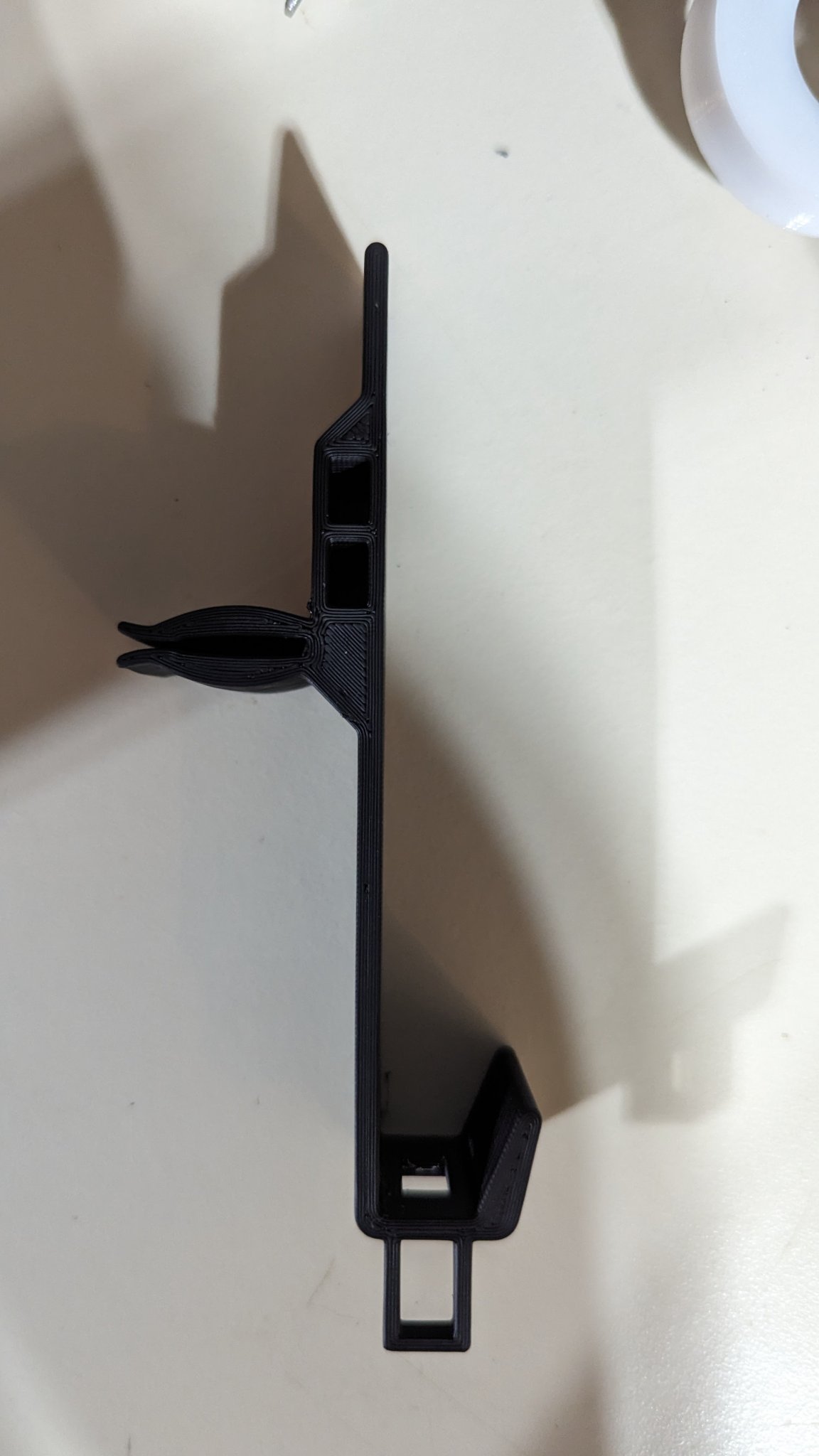 Giá đỡ điện thoại ô tô đa năng với khe cắm dây sạc