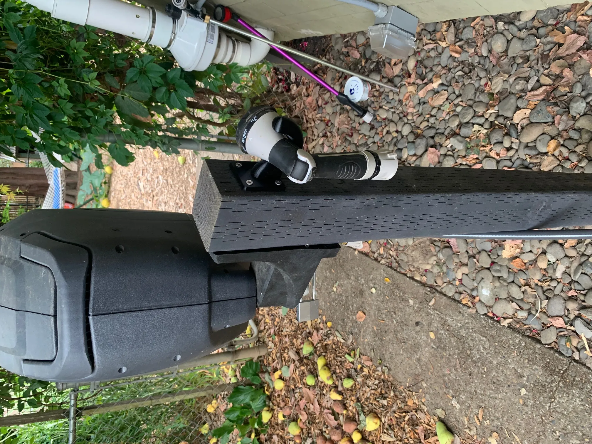 Móc treo vòi nước tưới cây gắn vào cột 4x4