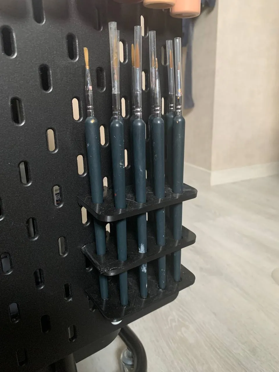 Giá đỡ cọ vẽ Skadis cho trạm vẽ di động