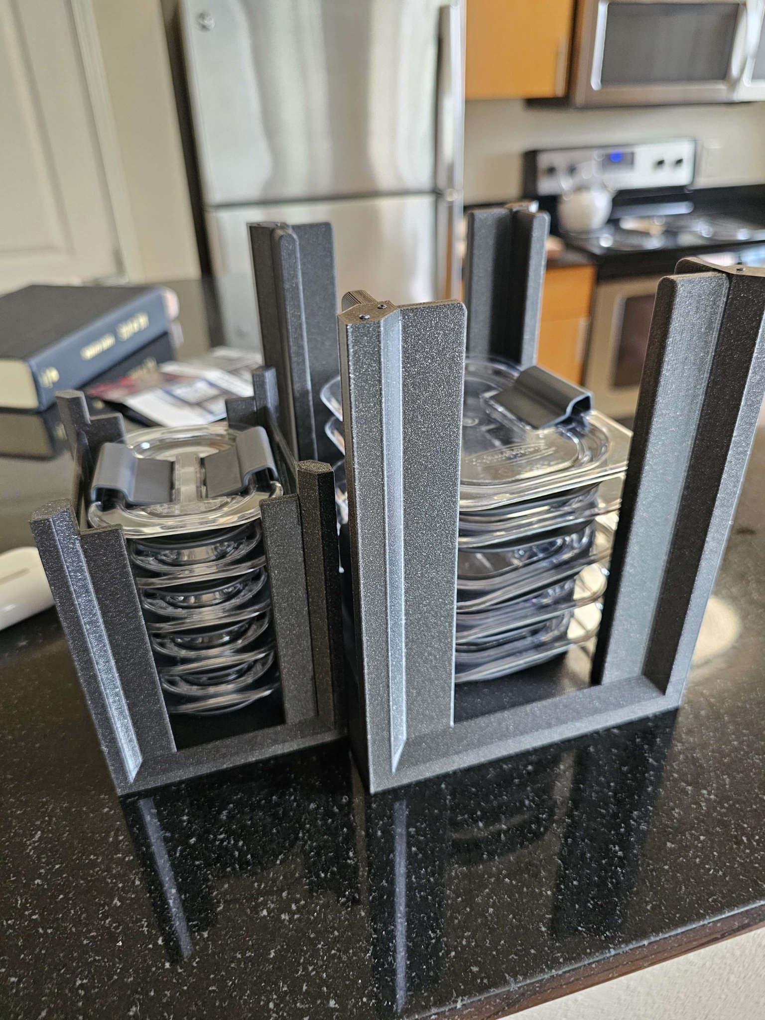 Giá đỡ nắp cho hộp đựng Rubbermaid nhỏ và vừa