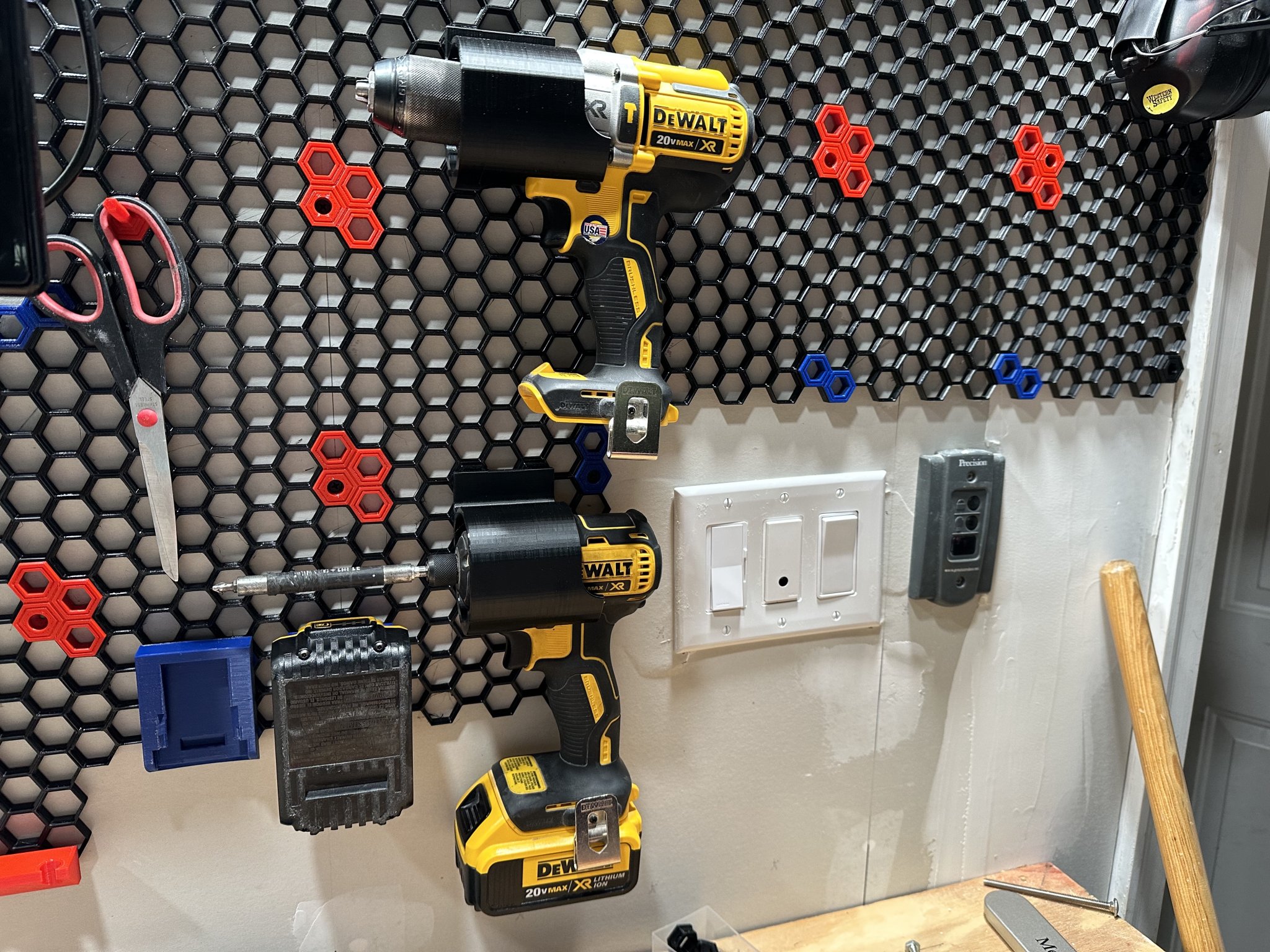 Giá đỡ gắn bên cho máy khoan và máy vặn vít Dewalt