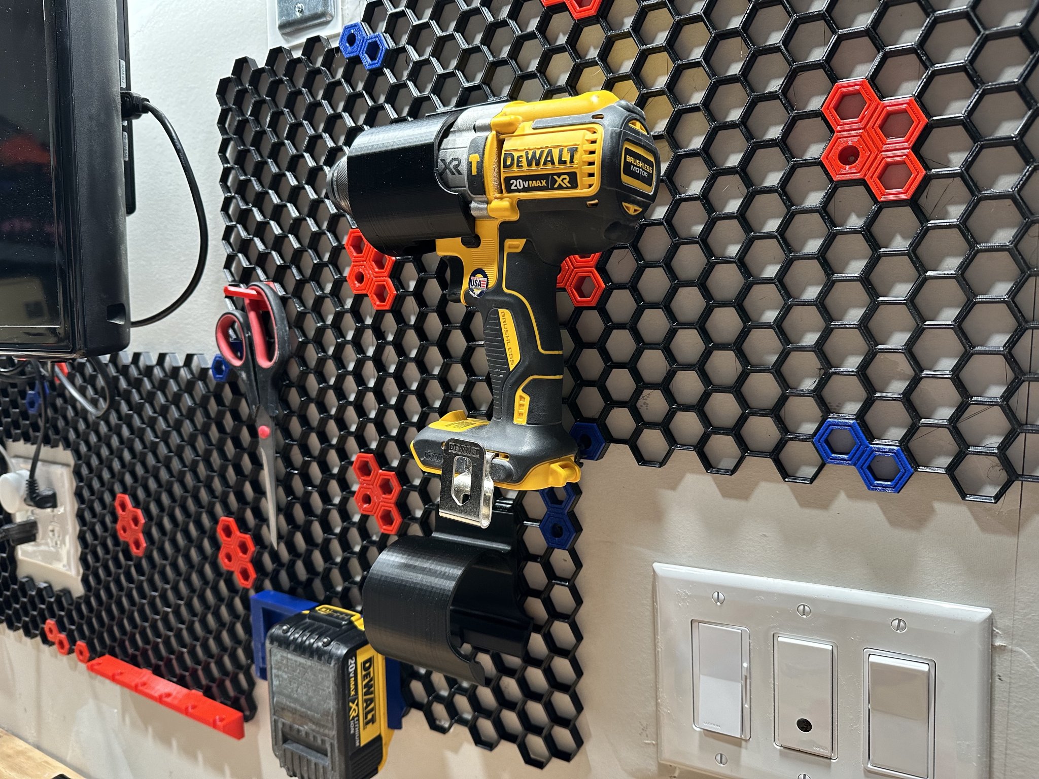 Giá đỡ gắn bên cho máy khoan và máy vặn vít Dewalt