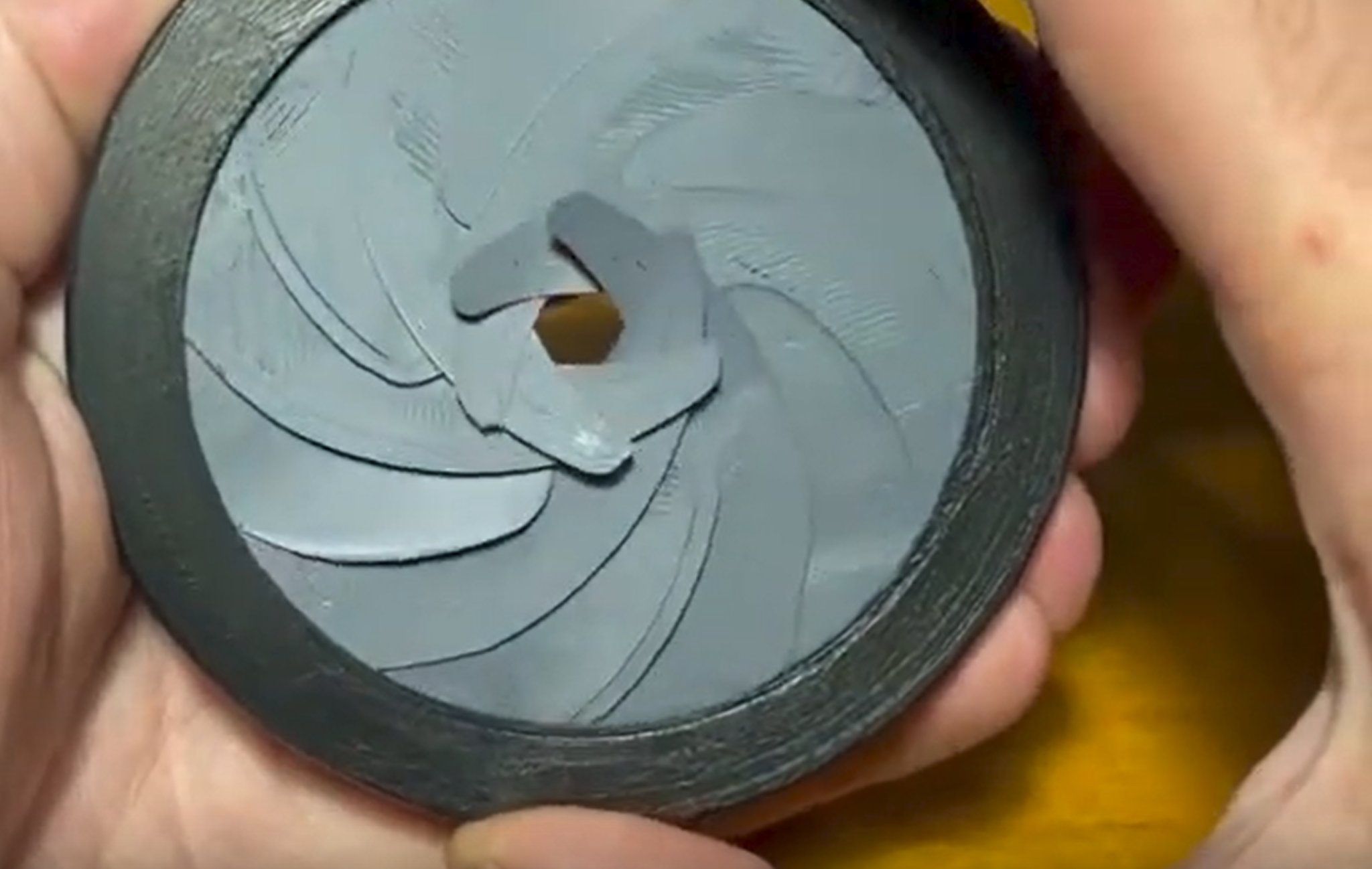 Cơ chế màn trập Iris 12 cánh với thiết kế tinh tế