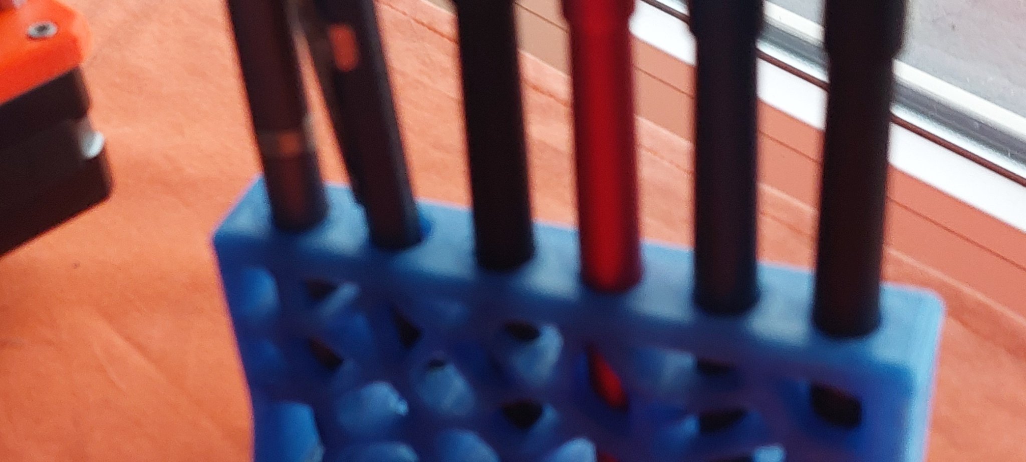 Giá đỡ bút với lỗ Voronoi độc đáo