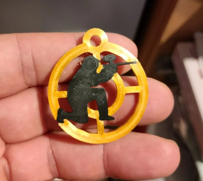 Chìa khóa hình huy chương vàng cho người chơi paintball xuất sắc