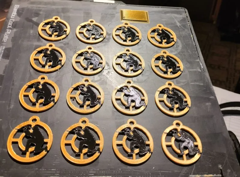 Chìa khóa hình huy chương vàng cho người chơi paintball xuất sắc