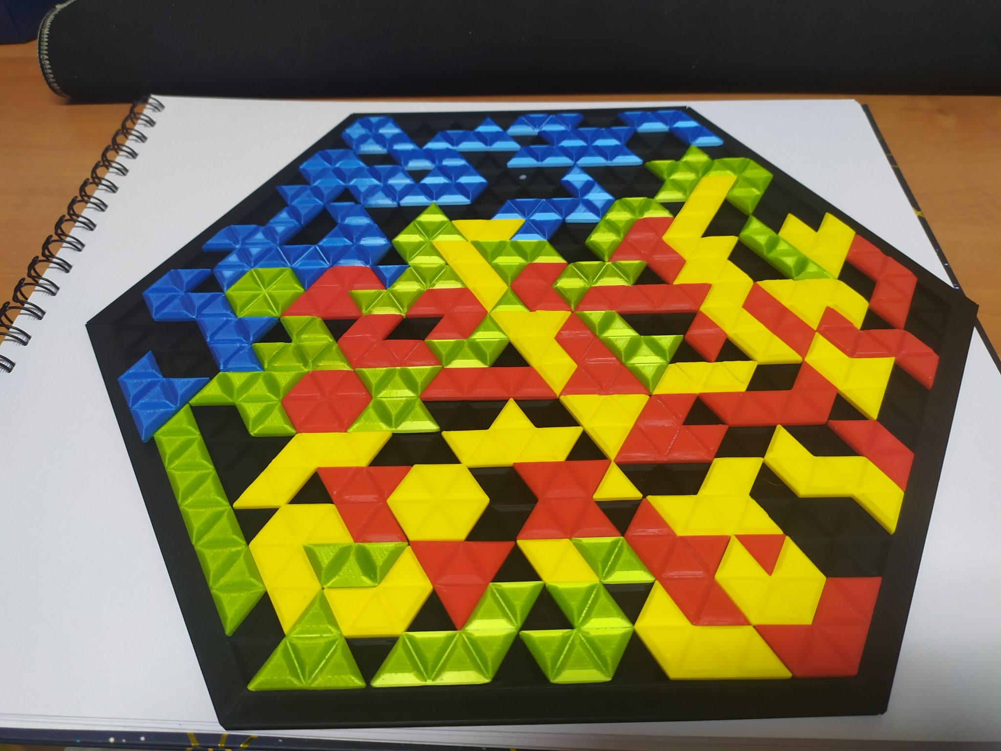 Trò chơi bàn Blokus Trigon với các mảnh ghép đầy màu sắc