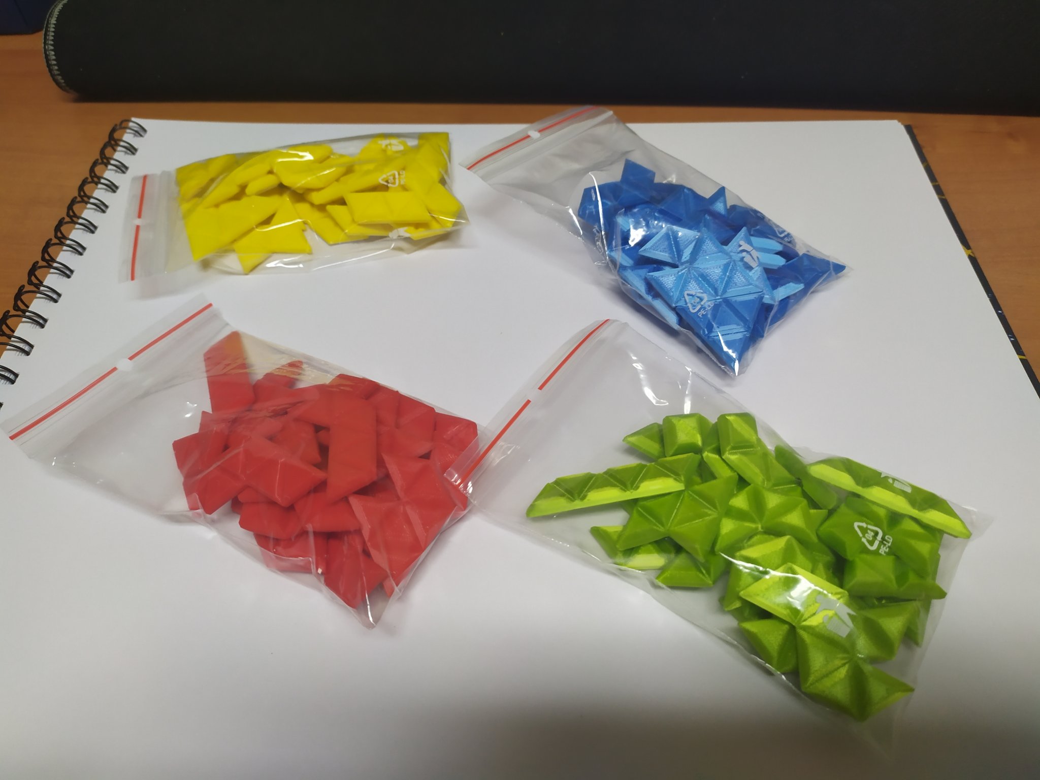 Trò chơi bàn Blokus Trigon với các mảnh ghép đầy màu sắc