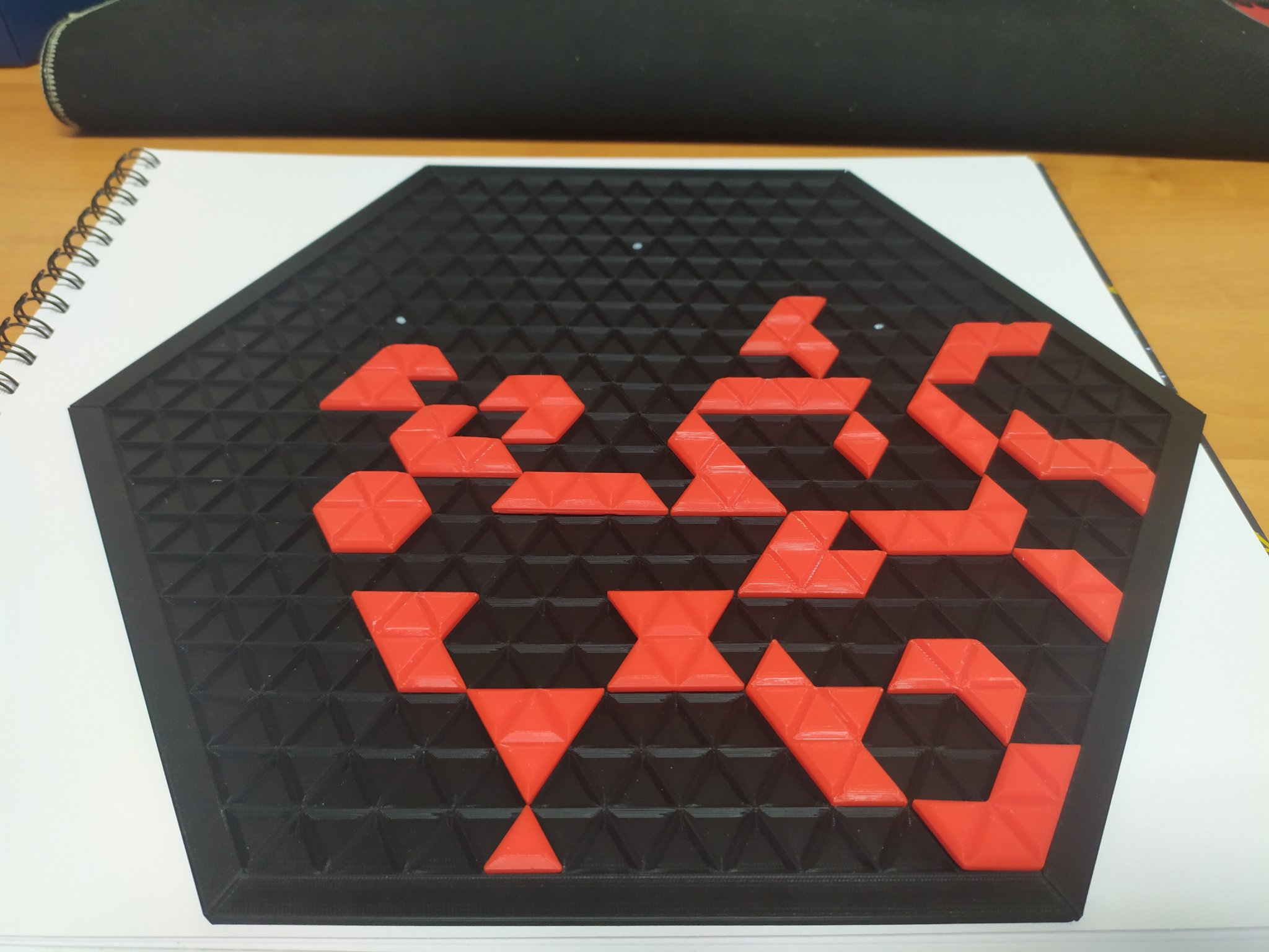 Trò chơi bàn Blokus Trigon với các mảnh ghép đầy màu sắc