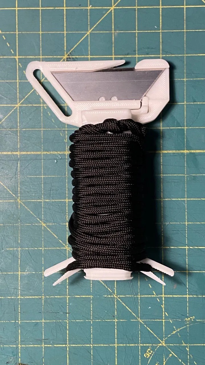 Cuộn dây đa năng với ngăn chứa dao utility và bật lửa