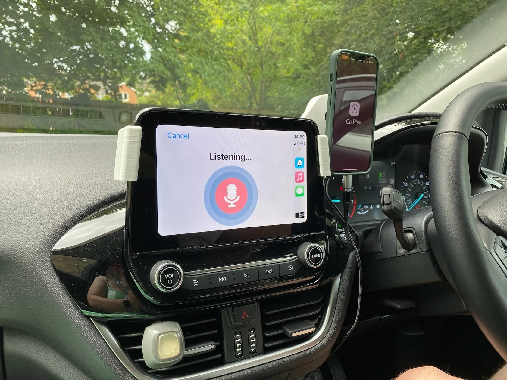 Giá đỡ điện thoại gắn màn hình Ford Fiesta Mk7/Mk8