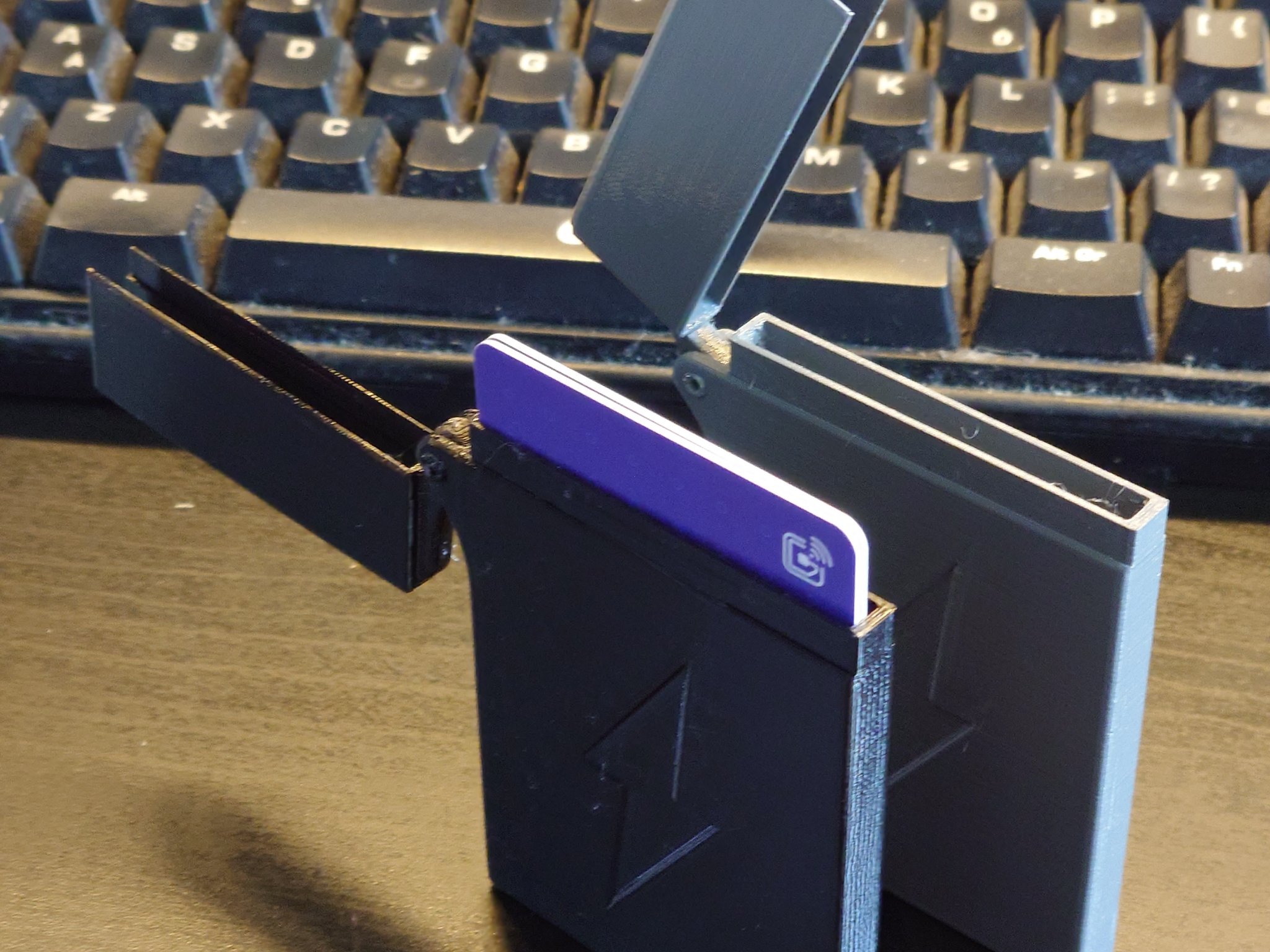 Giá đỡ thẻ sạc điện thoại cho xe điện