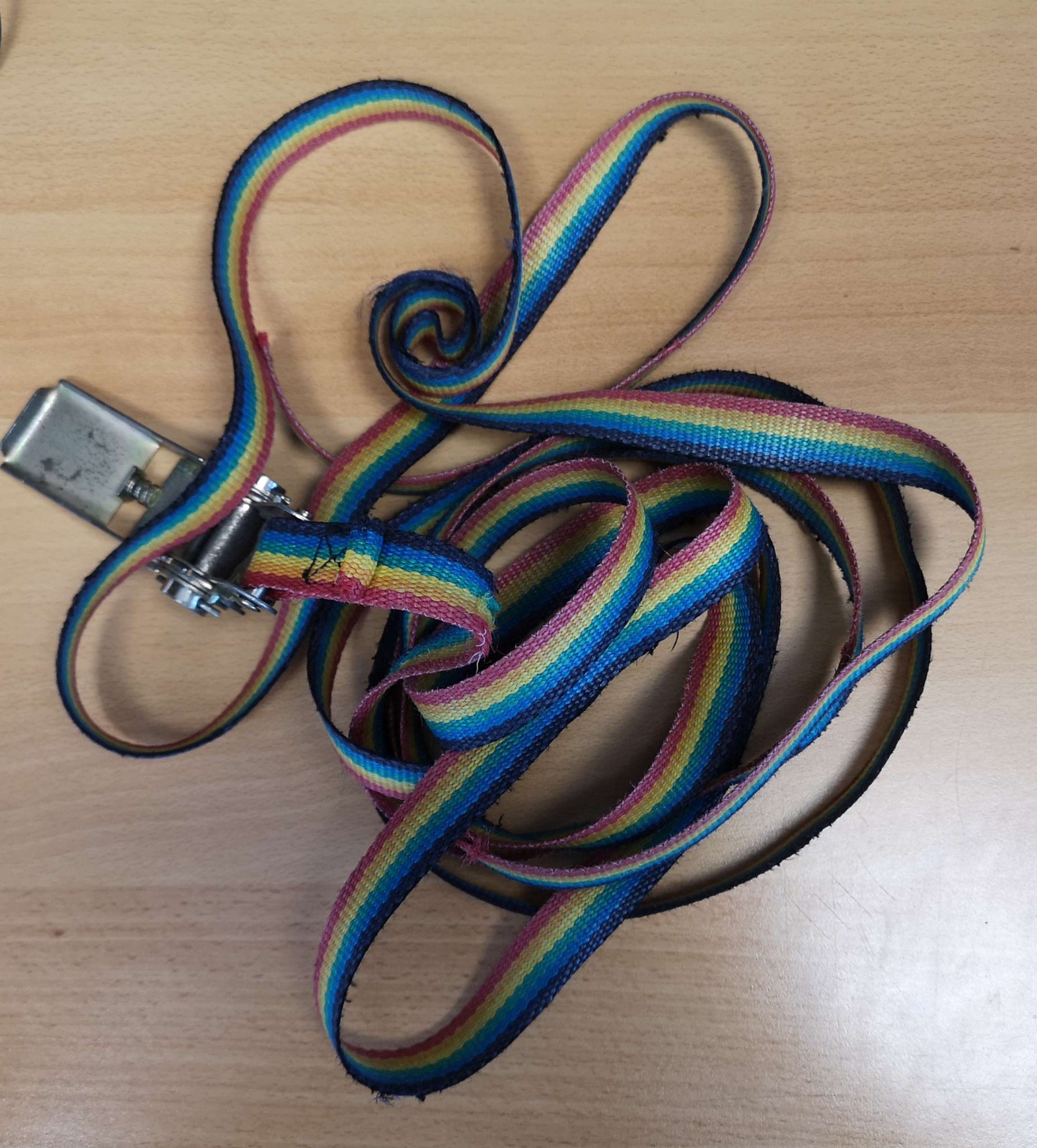 Máy cuộn dây đai đơn giản giúp gọn gàng hơn