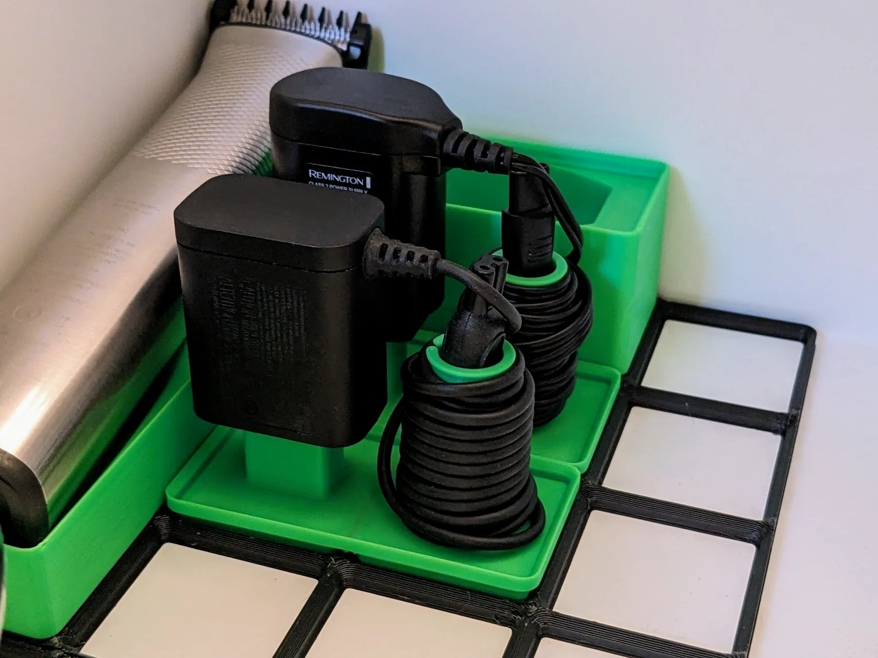 Giá đỡ phích cắm và dây điện cho máy cạo râu Gridfinity