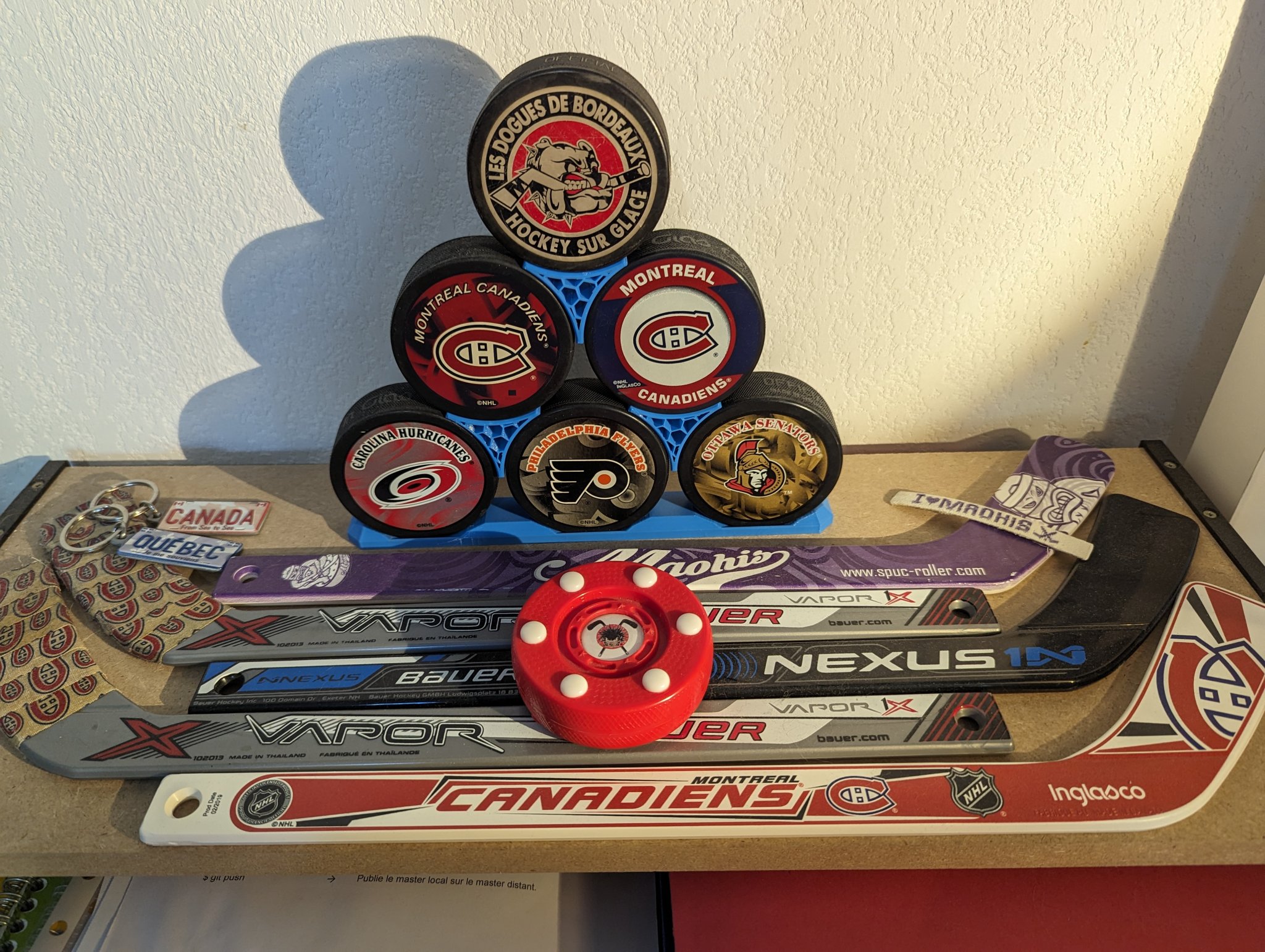 Giá đỡ bóng hockey hình chóp cho 6 viên puck