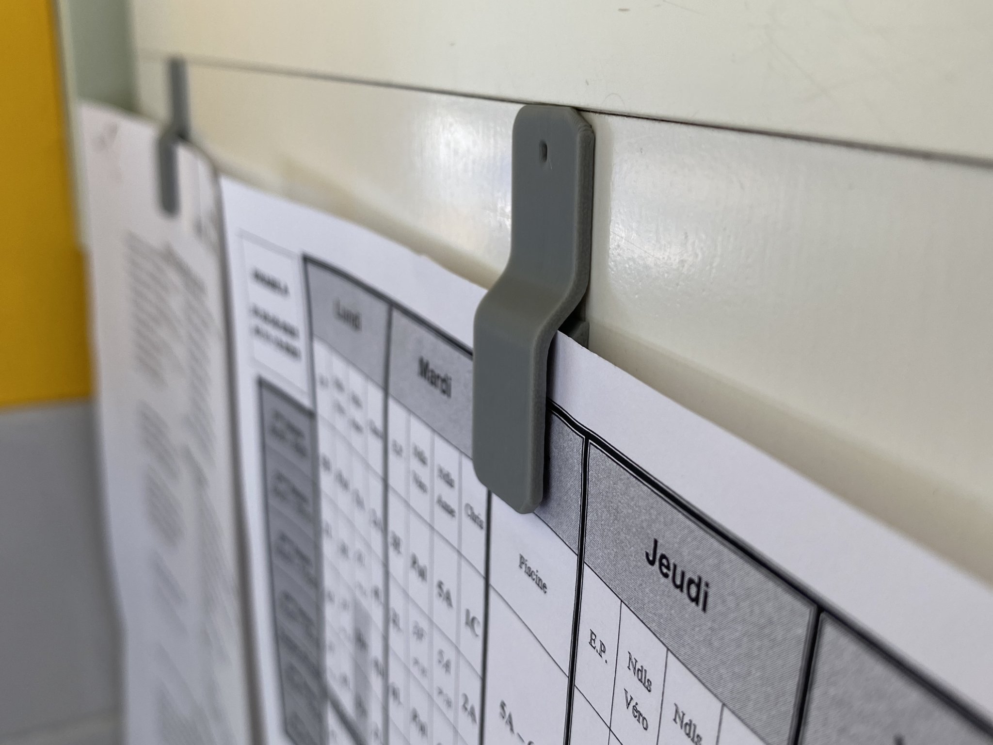 Kẹp giấy treo tường tiện lợi