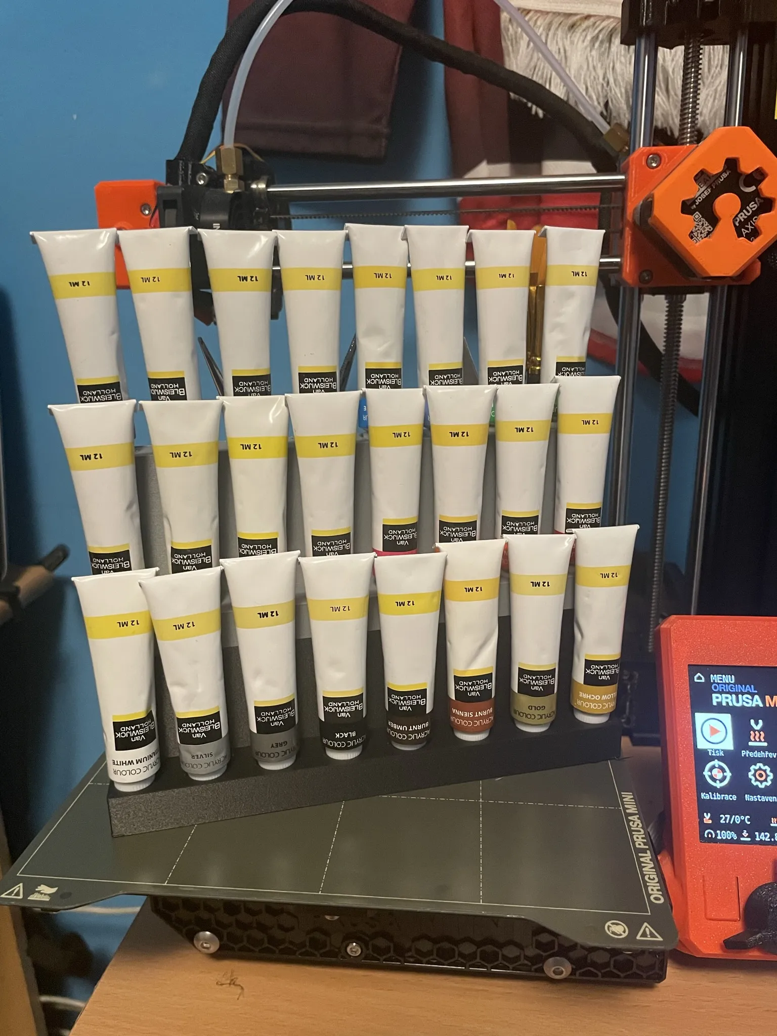 Giá đỡ ống sơn acrylic với không gian để đồ nghề